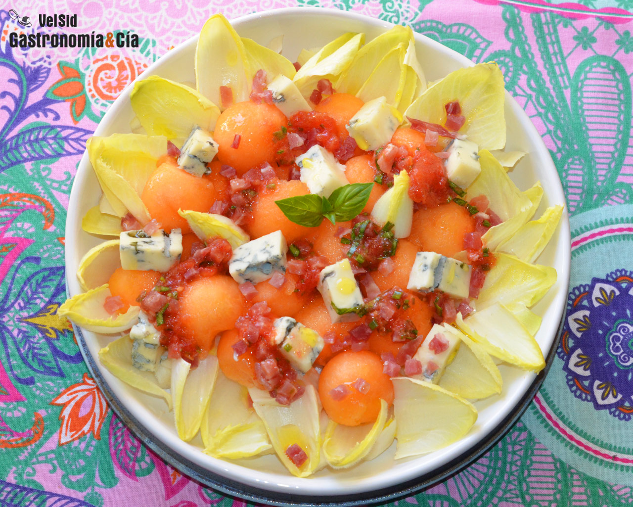 Ensalada de endibias, melón y gorgonzola