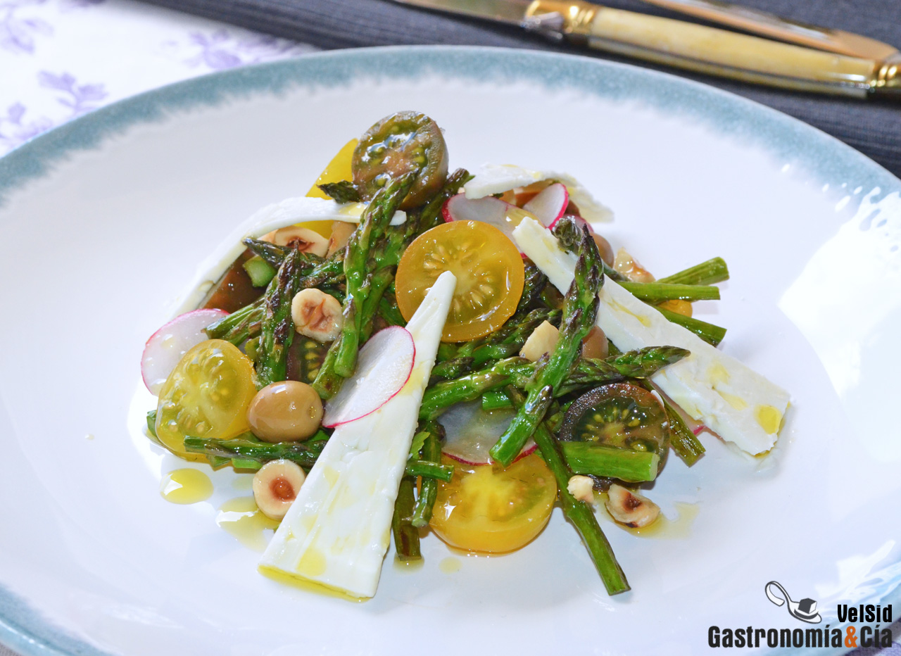 Ensalada de espárragos verdes con tomates y queso feta 