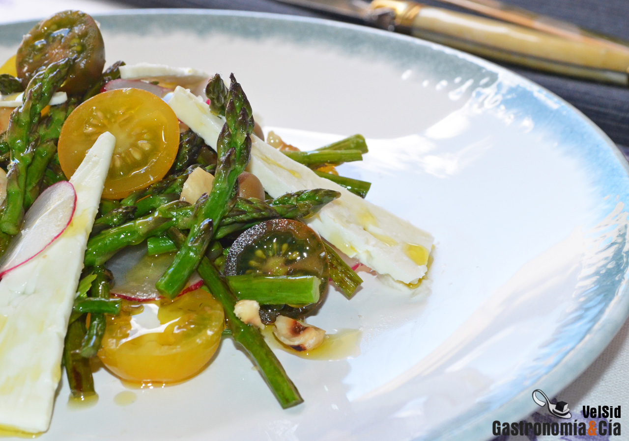 Ensalada de espárragos verdes con tomates y queso feta 