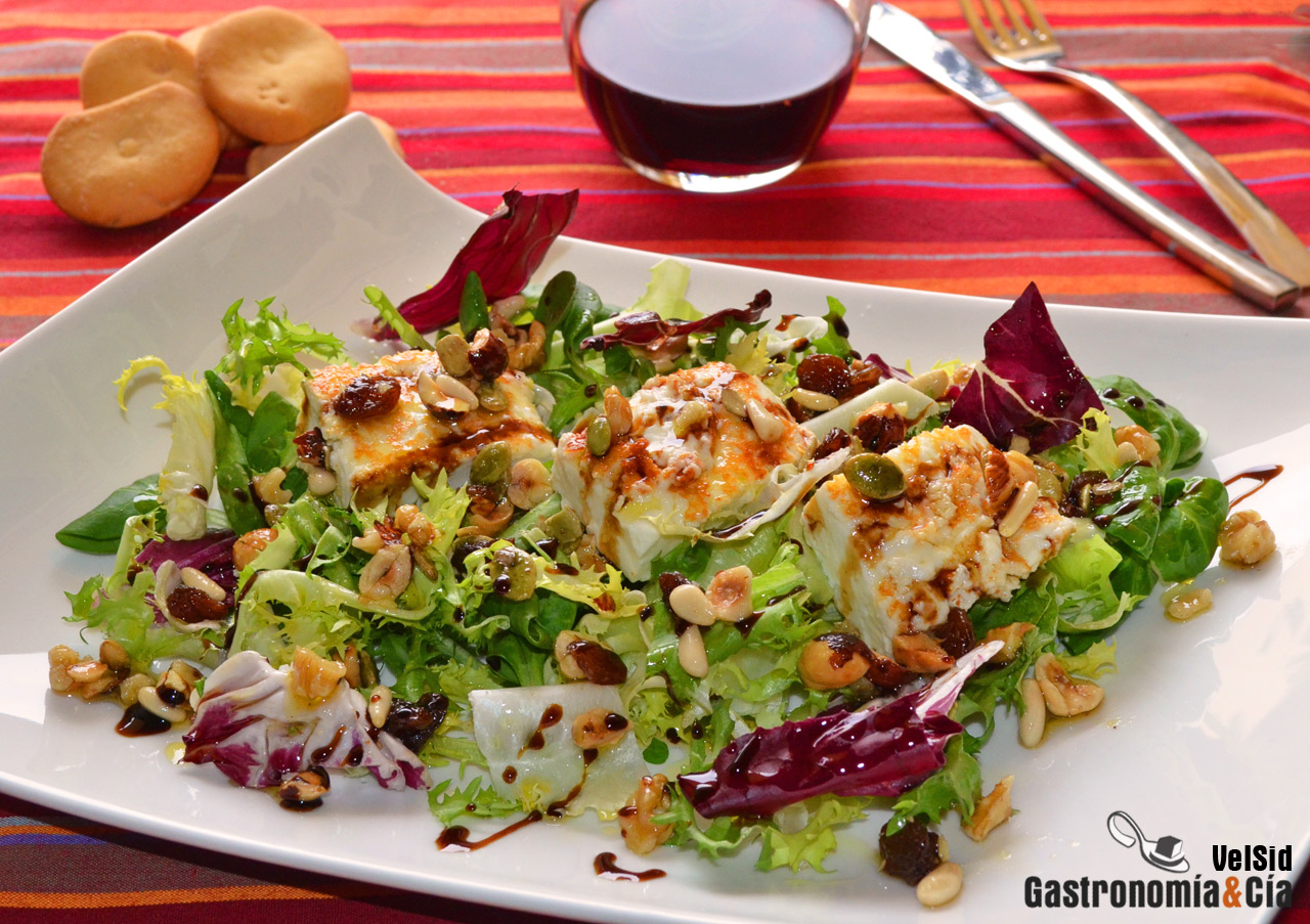 Ensalada con queso feta a la plancha y frutos secos