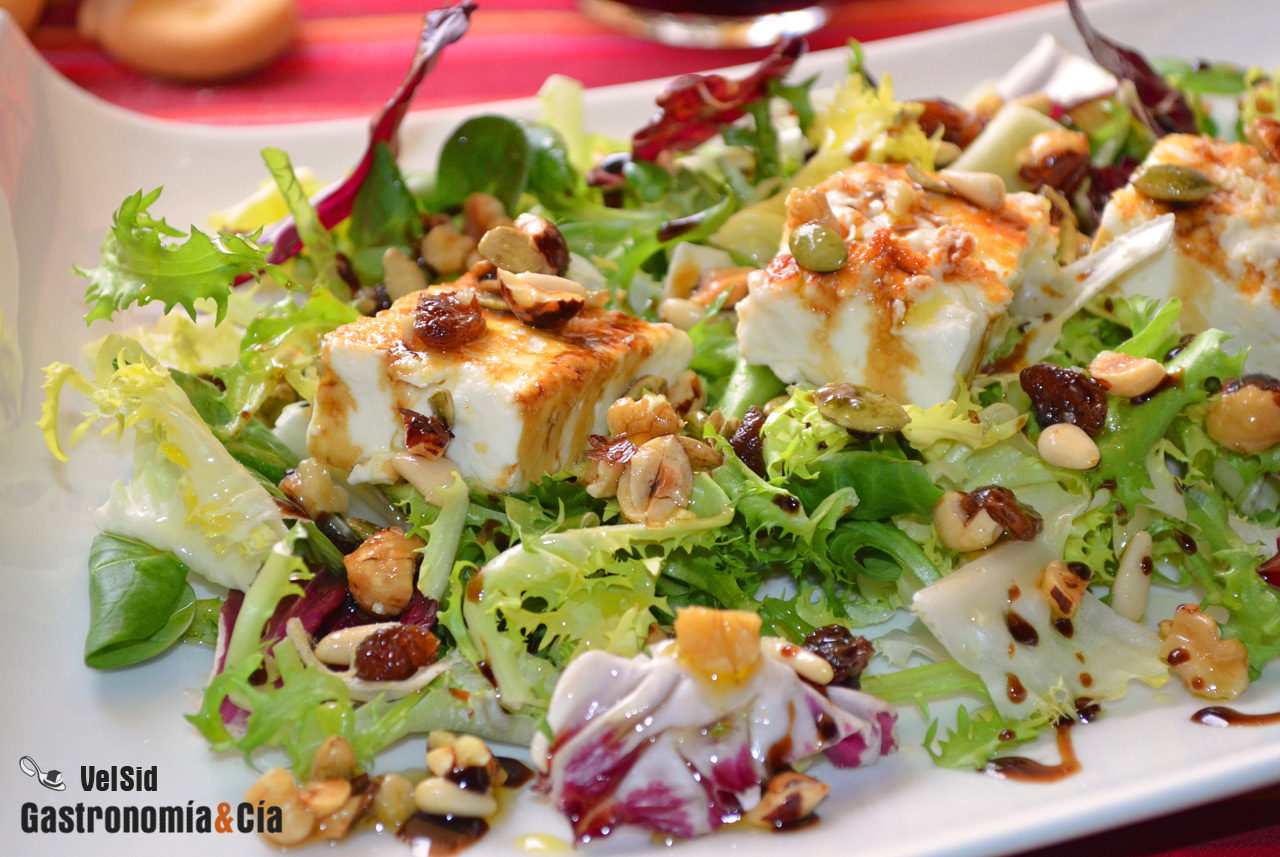Ensalada con queso feta a la plancha y frutos secos