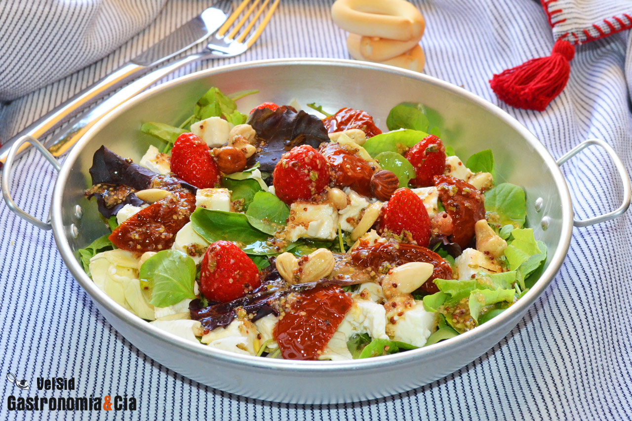 Ensalada de fresitas de verano, tomates secos en aceite