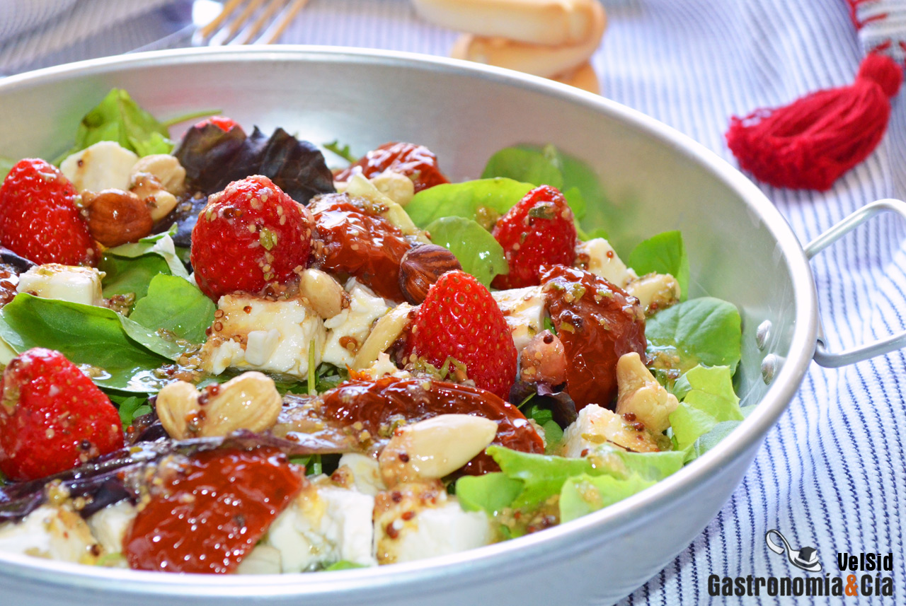 Ensalada de fresitas de verano, tomates secos en aceite
