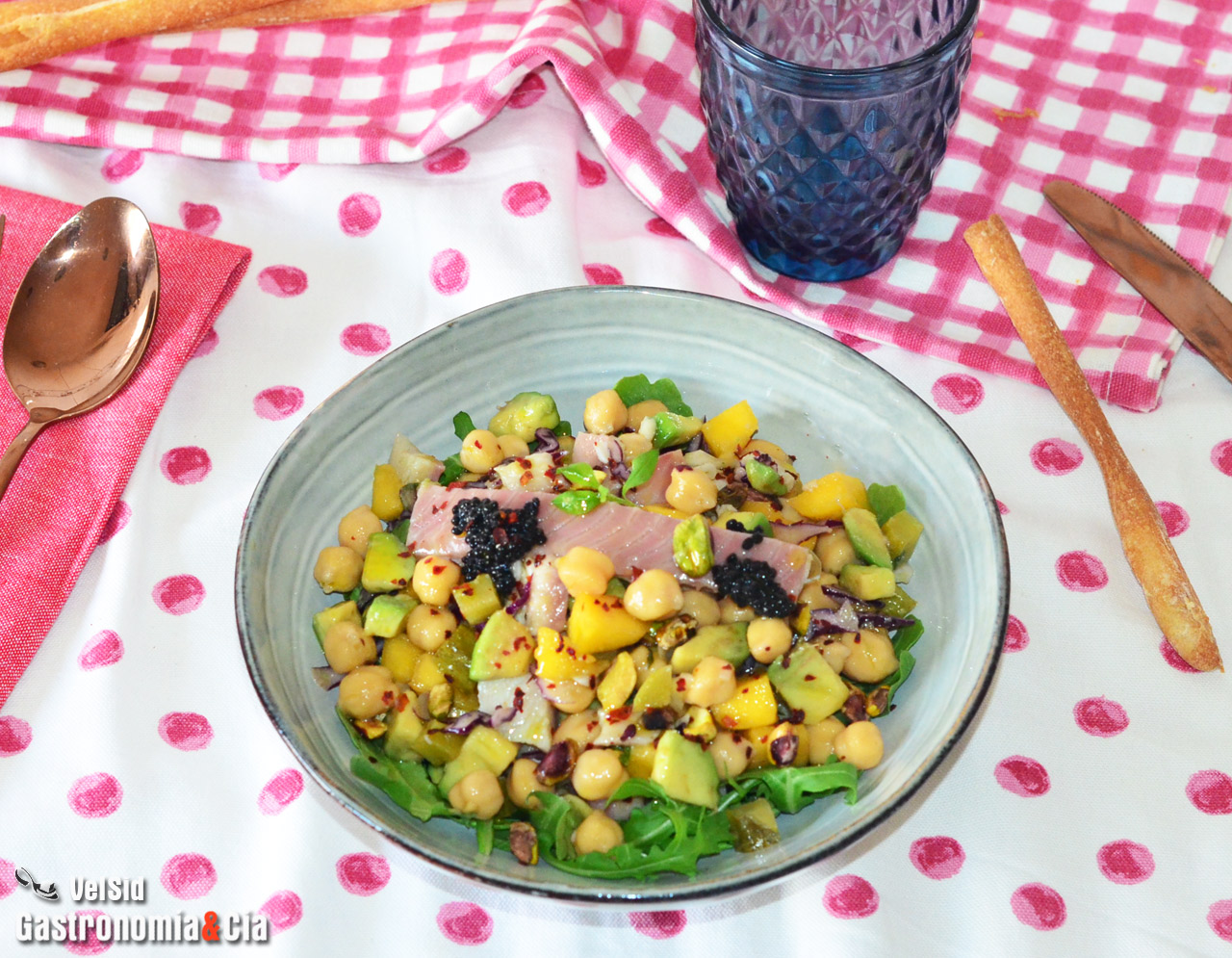 Ensalada de garbanzos con anguila ahumada y vinagreta d