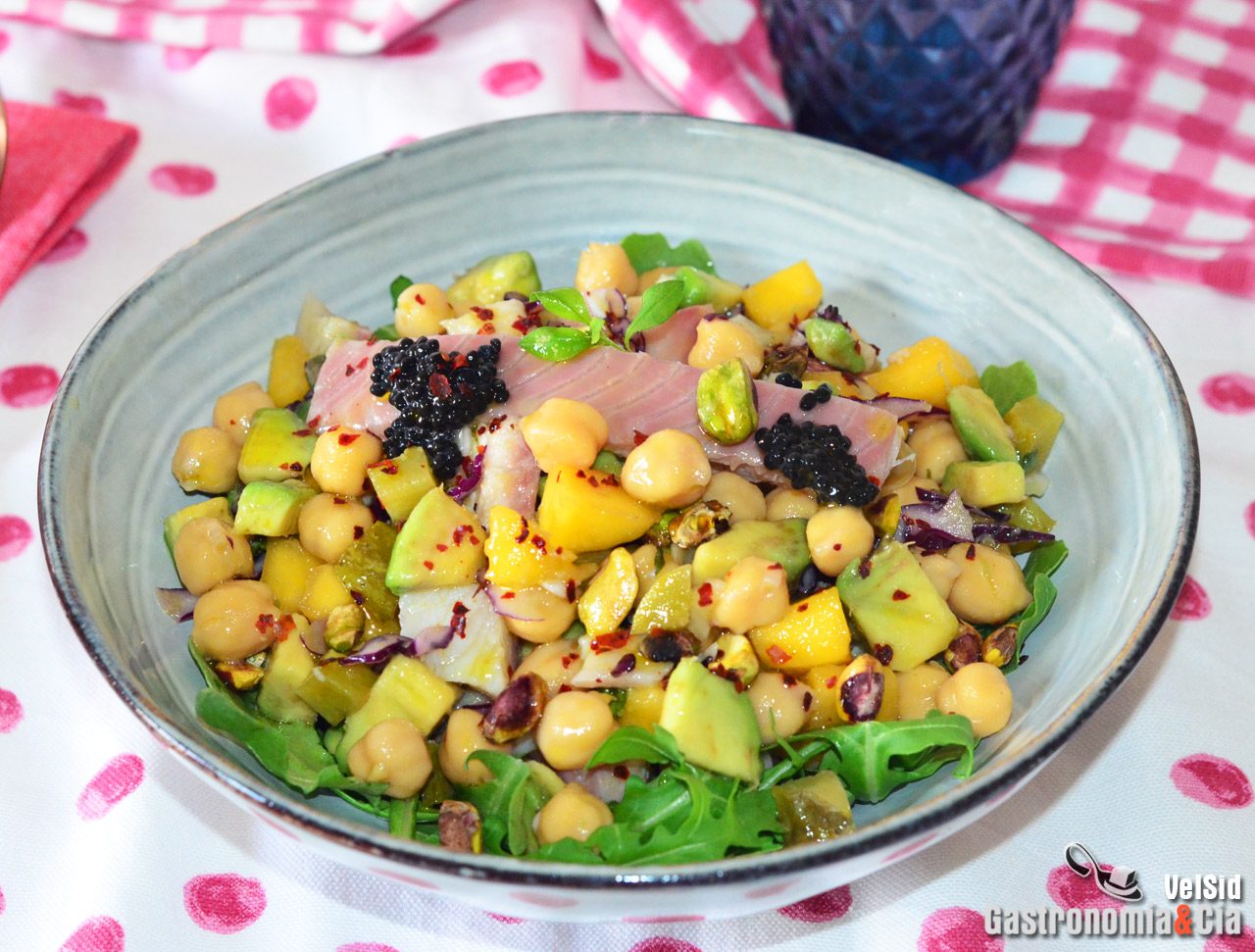 Ensalada de garbanzos con anguila ahumada y vinagreta d