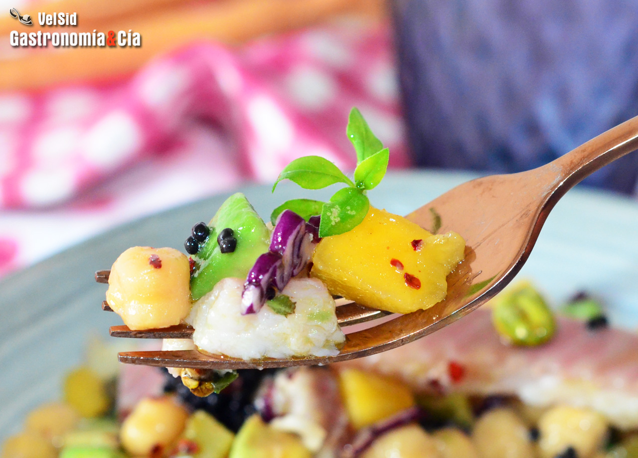Ensalada de garbanzos con anguila ahumada y vinagreta d