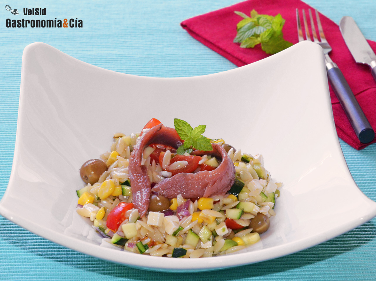 Ensalada de orzo con calabacín y queso feta