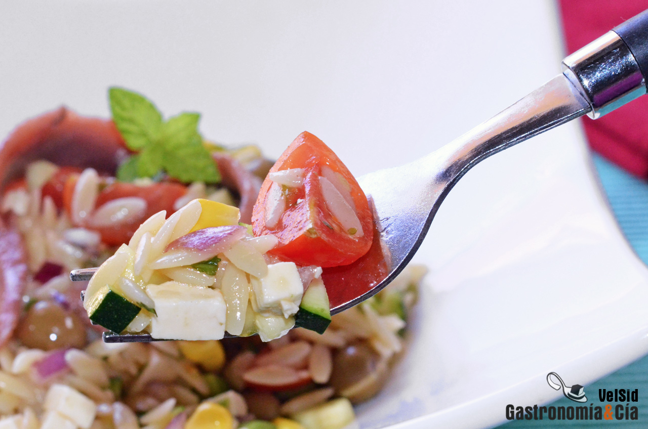 Ensalada de orzo con calabacín y queso feta
