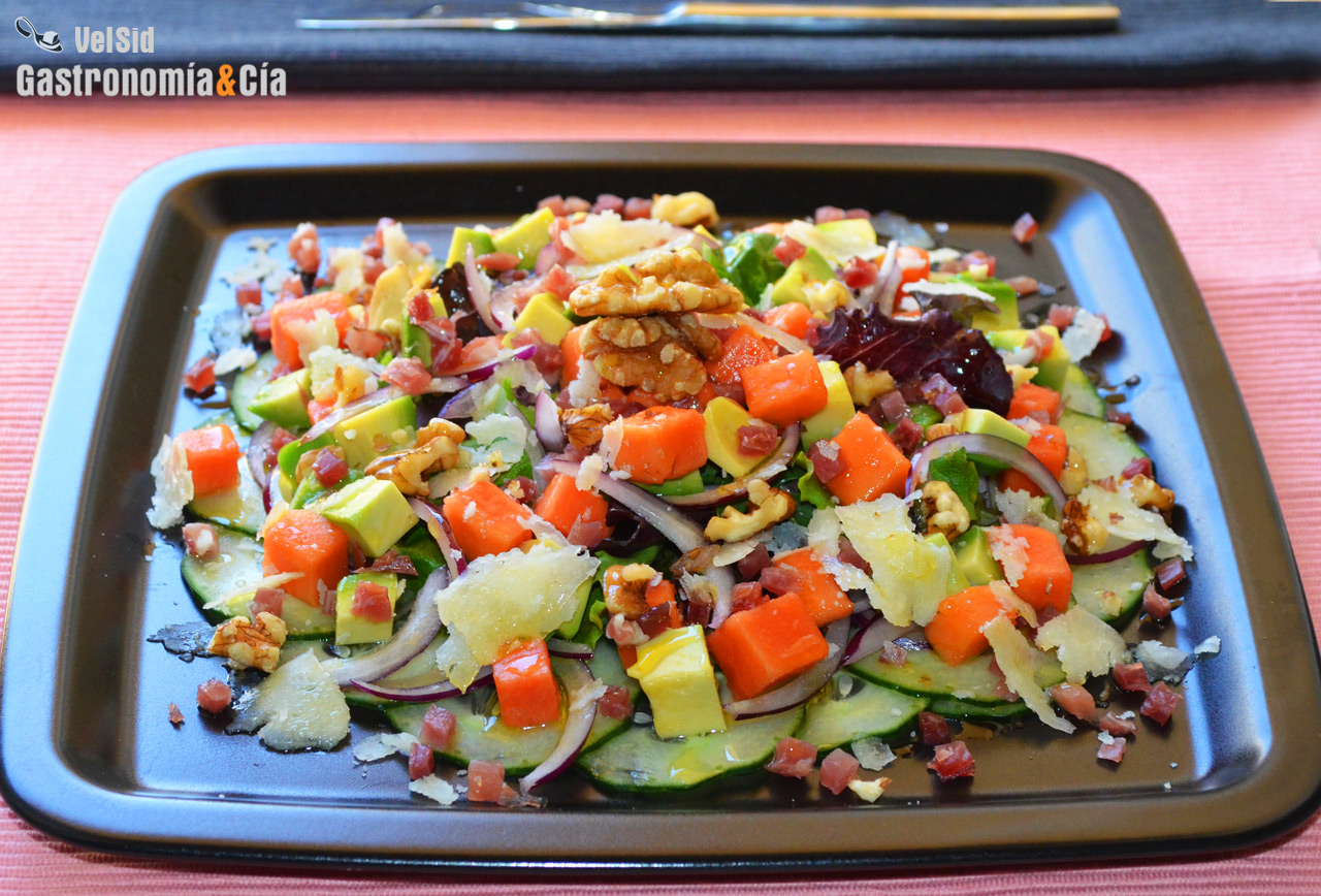Ensalada de papaya, aguacate y jamón