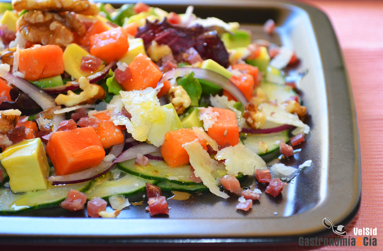 Ensalada de papaya, aguacate y jamón