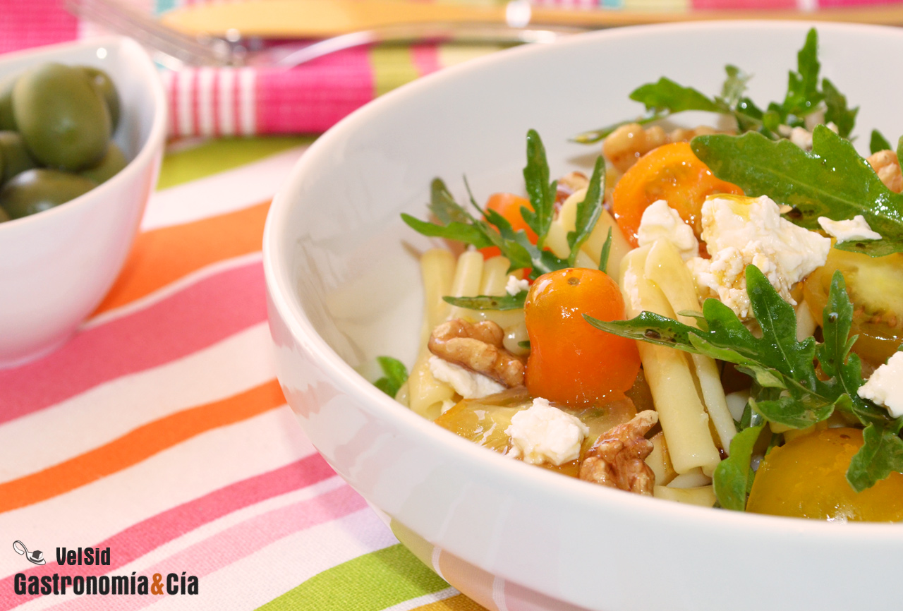 Ensalada de pasta con tomates, feta y vinagreta de bals
