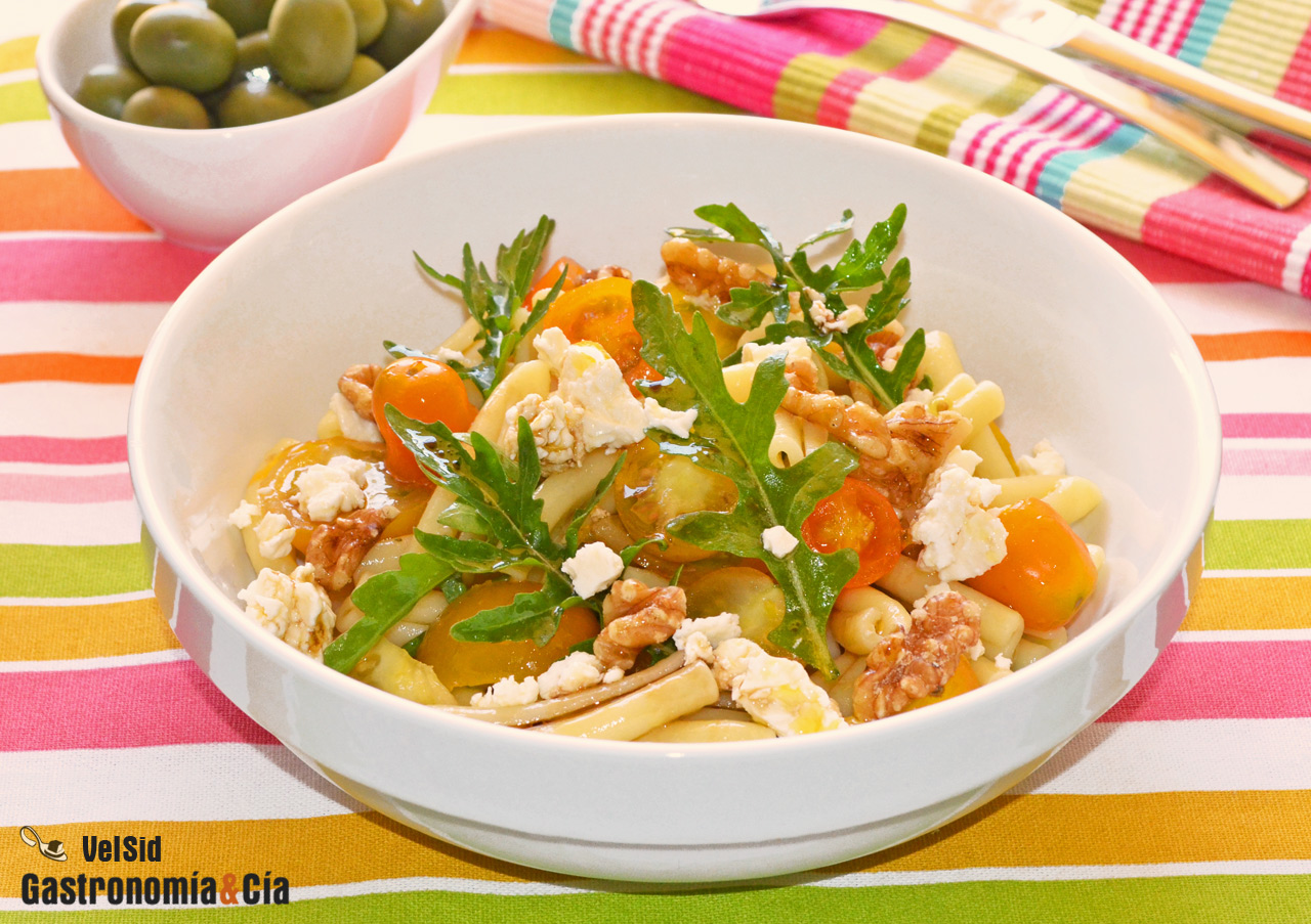 Ensalada de pasta con tomates, feta y vinagreta de bals