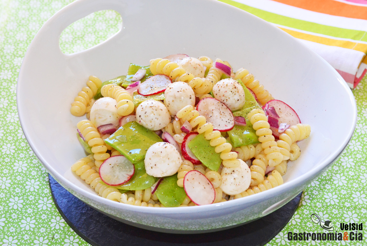 Ensalada de pasta con rabanitos y tirabeques