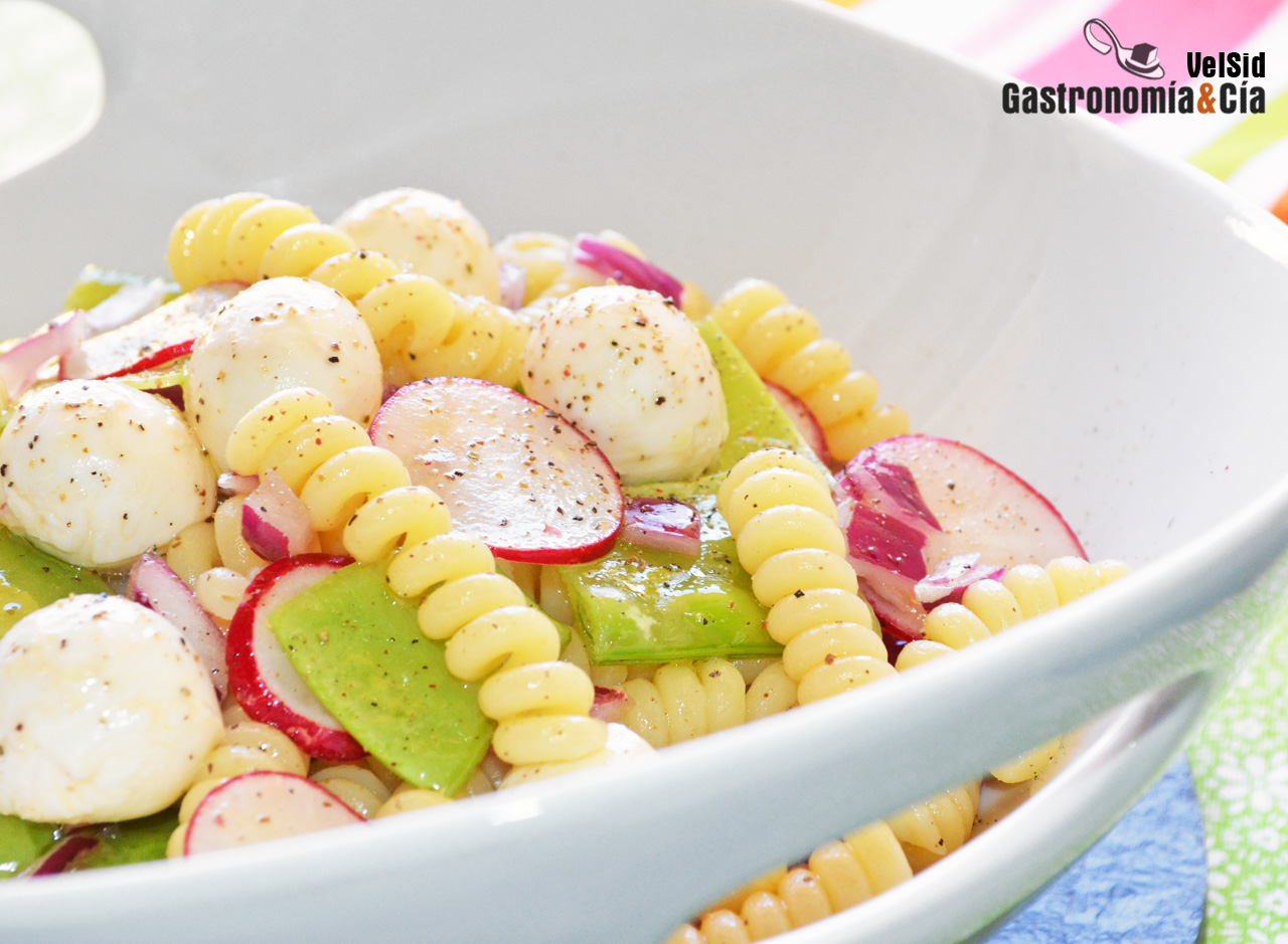 Ensalada de pasta con rabanitos y tirabeques