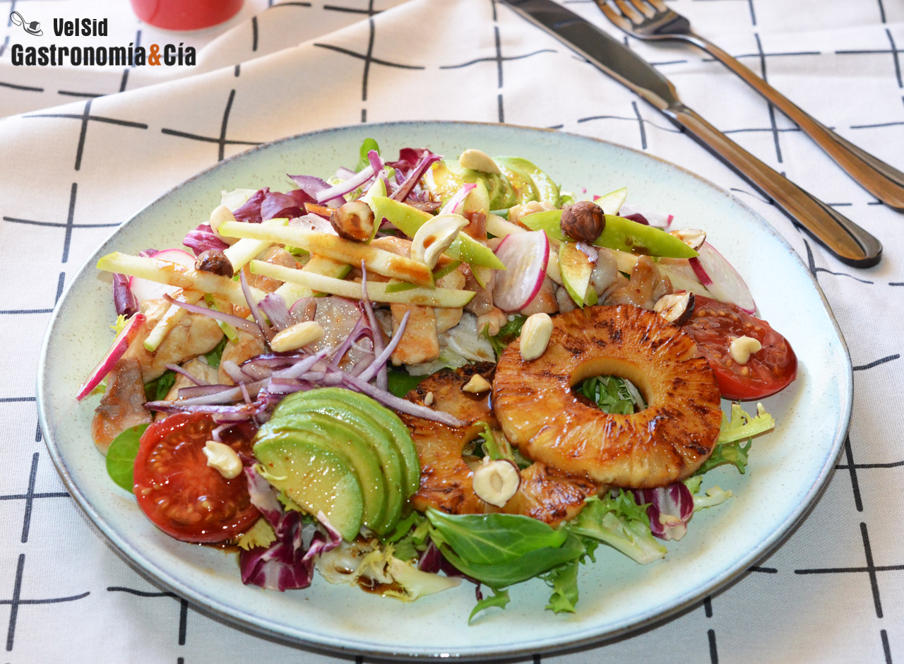 Ensalada de pollo con piña, aguacate y manzana verde