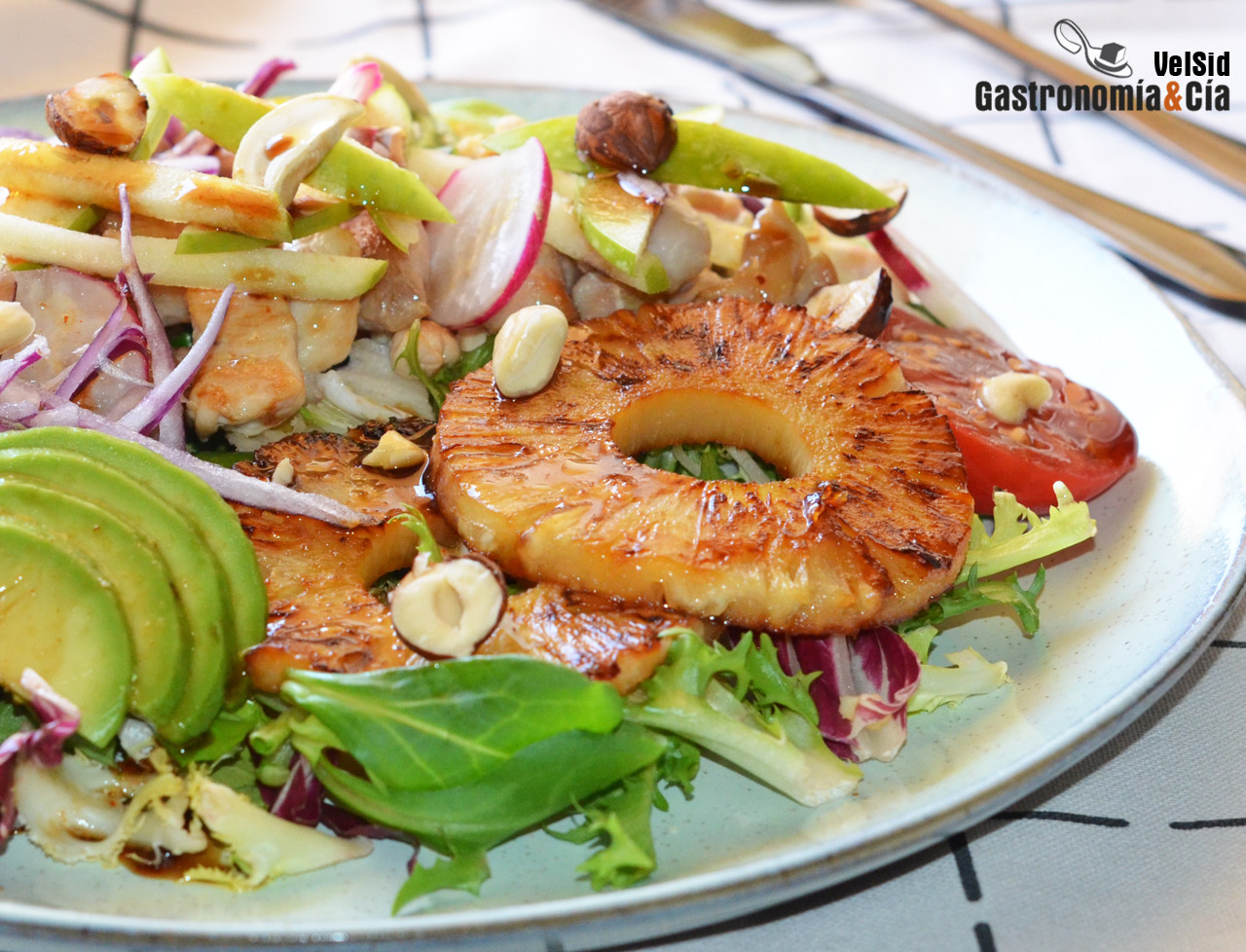 Ensalada de pollo con piña, aguacate y manzana verde