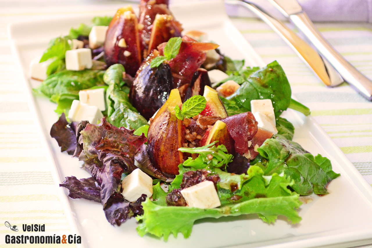 Ensalada tibia de higos, jamón y queso feta