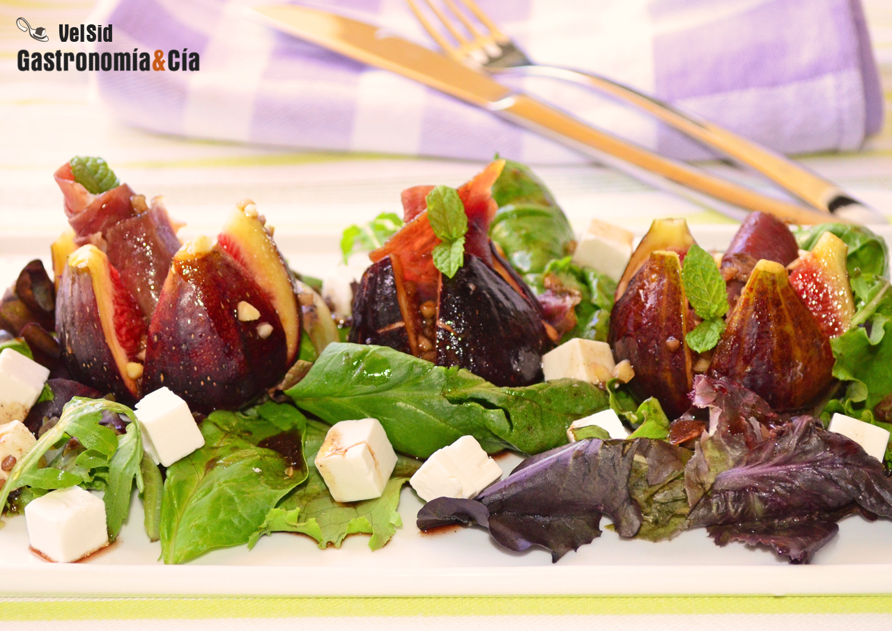 Ensalada tibia de higos, jamón y queso feta