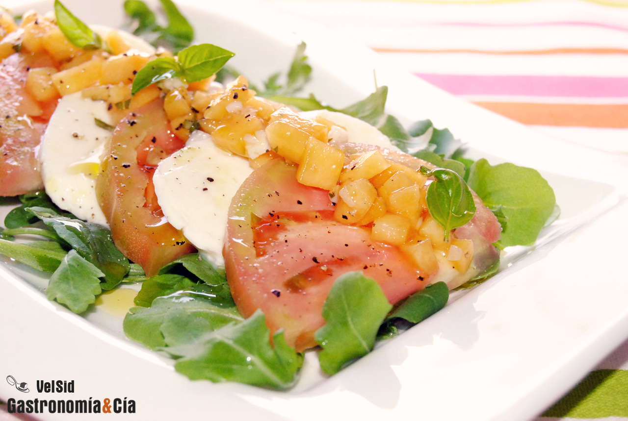 Ensalada de tomate y rúcula con vinagreta de melocotón
