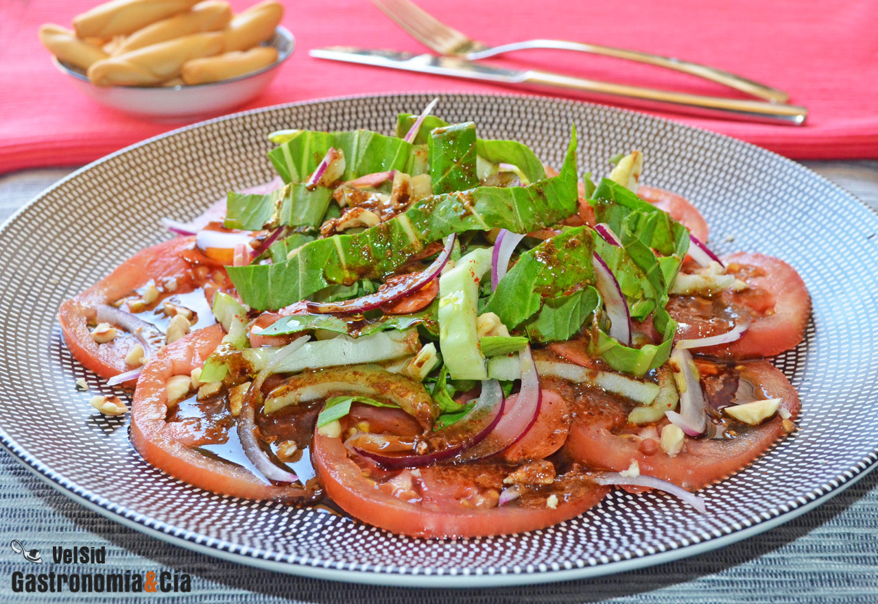 Ensalada de tomate rosa y pak choi con vinagreta de ter