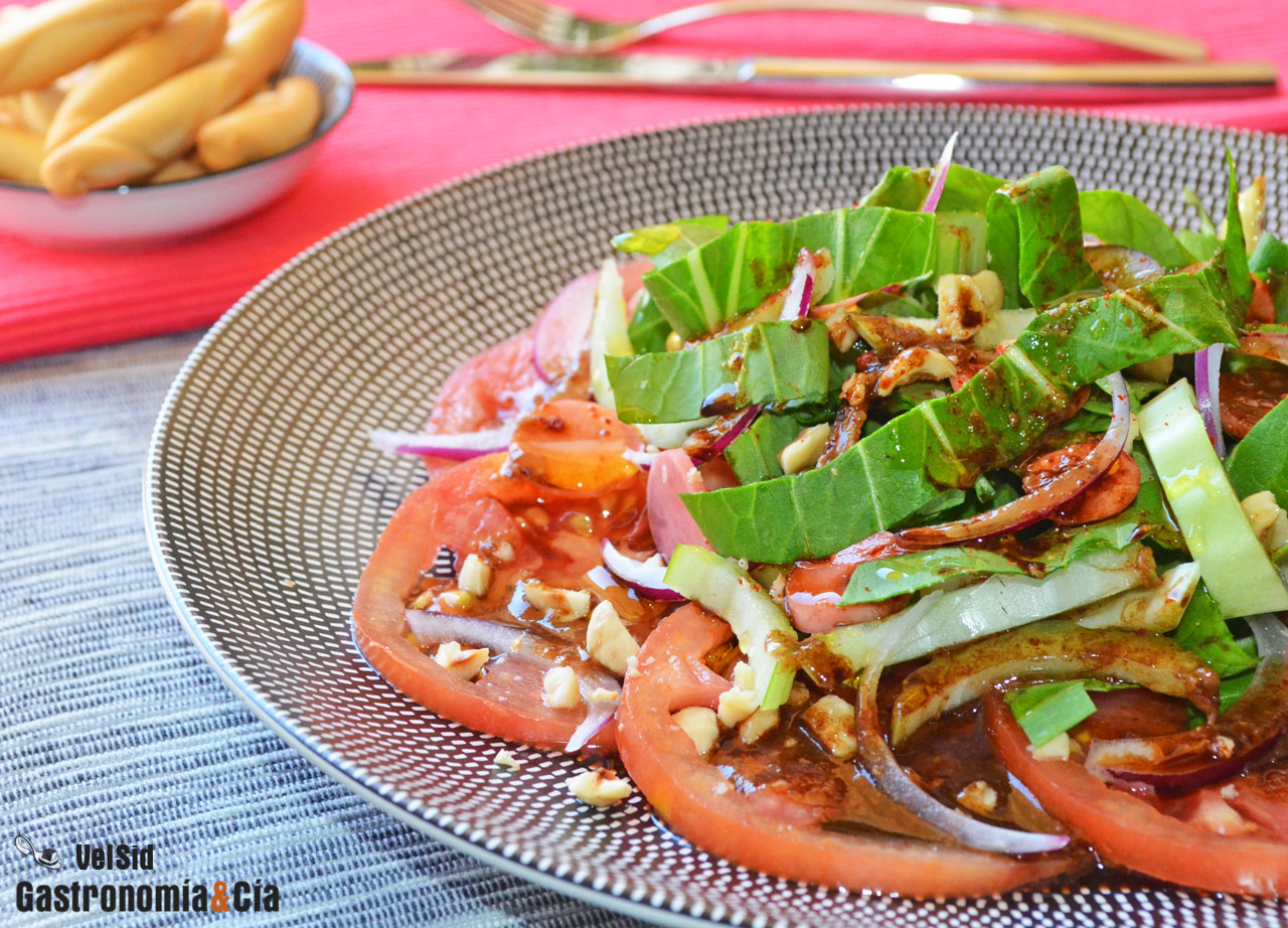 Ensalada de tomate rosa y pak choi con vinagreta de ter
