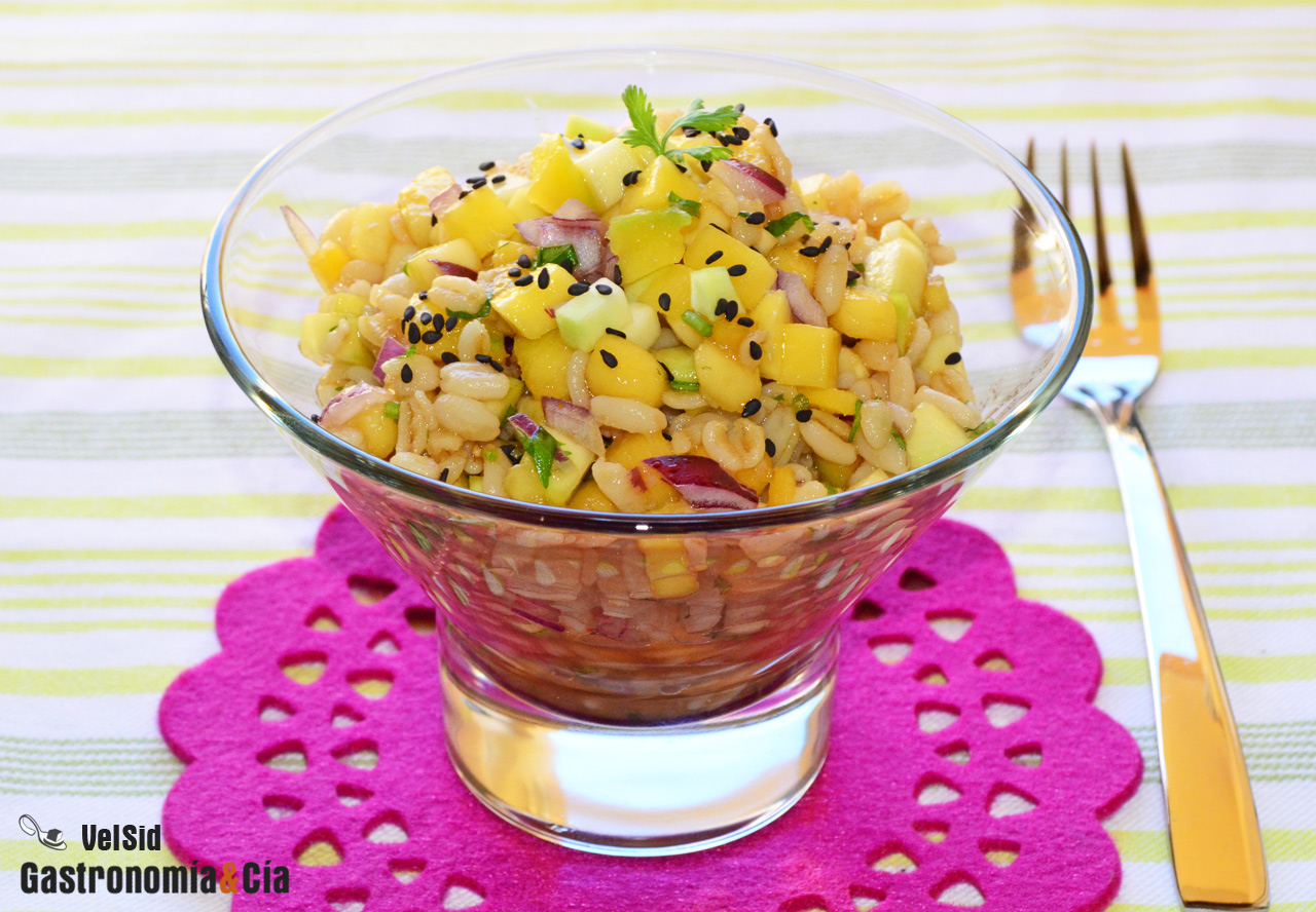 Ensalada de trigo tierno con mango, calabacín y vinagre