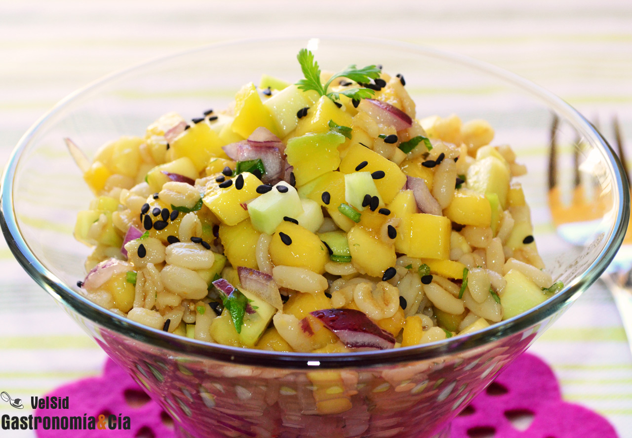 Ensalada de trigo tierno con mango, calabacín y vinagre
