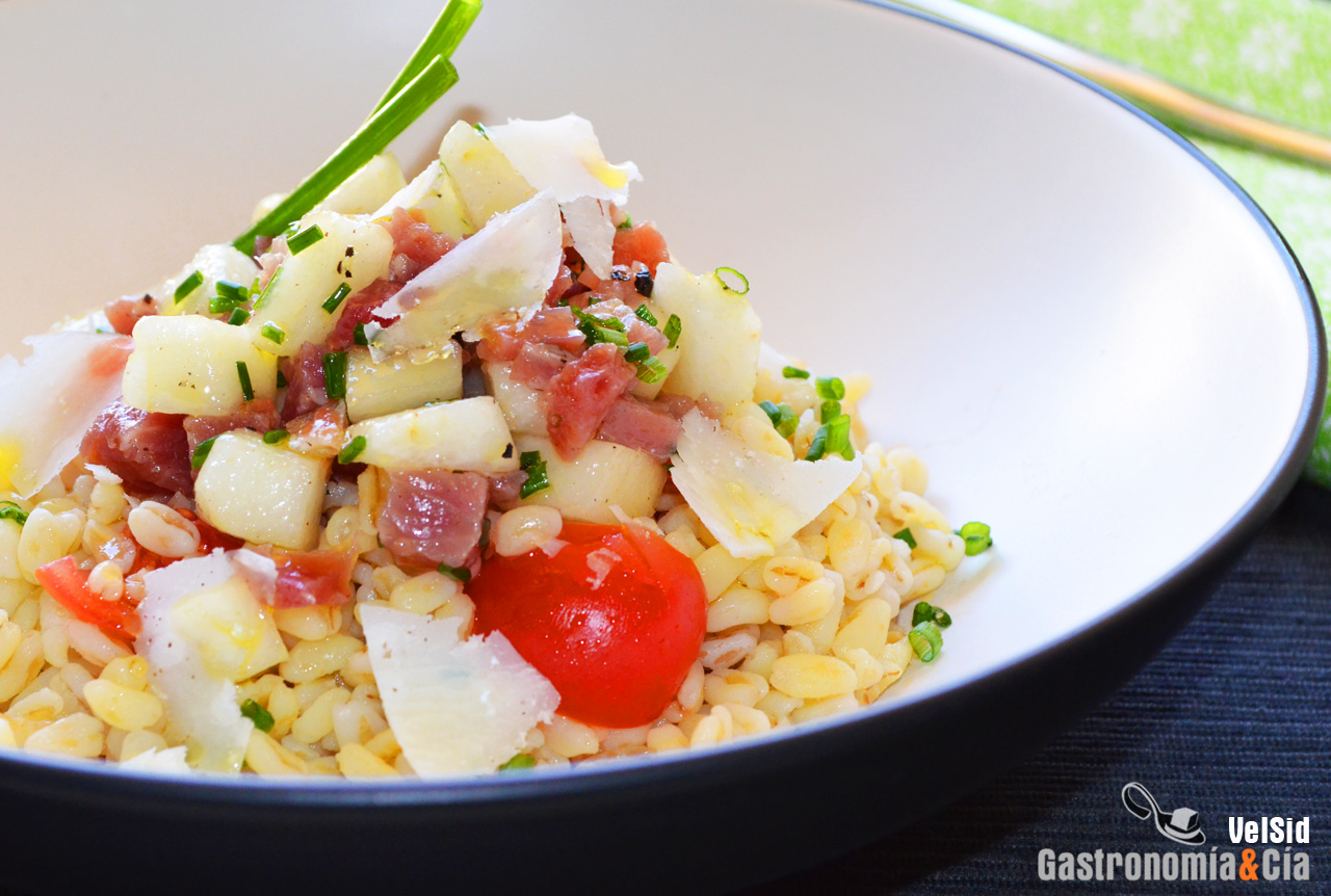Ensalada de trigo tierno con pera y jamón serrano