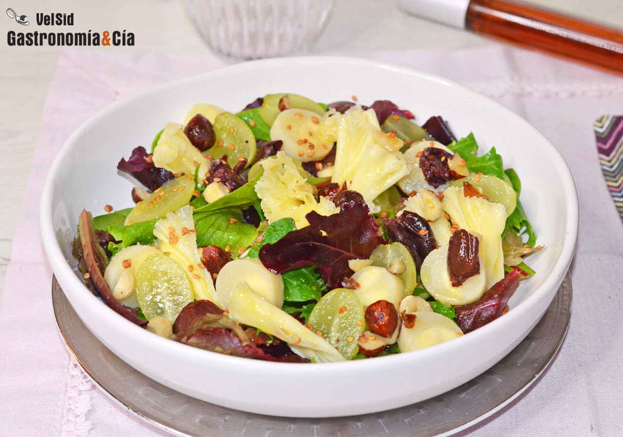 Ensalada de brotes tiernos con uvas y queso Tête de Moi