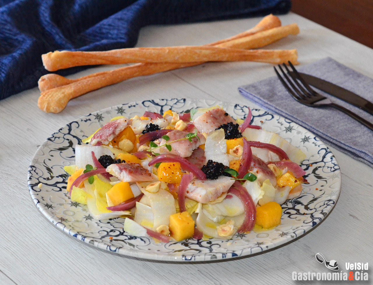 Ensalada de endibias, anguila ahumada y nectarina