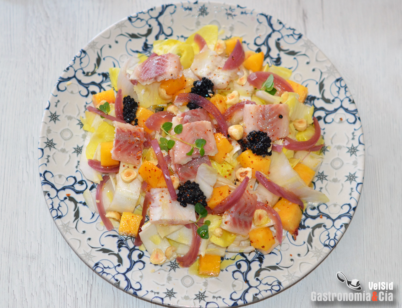 Ensalada de endibias, anguila ahumada y nectarina