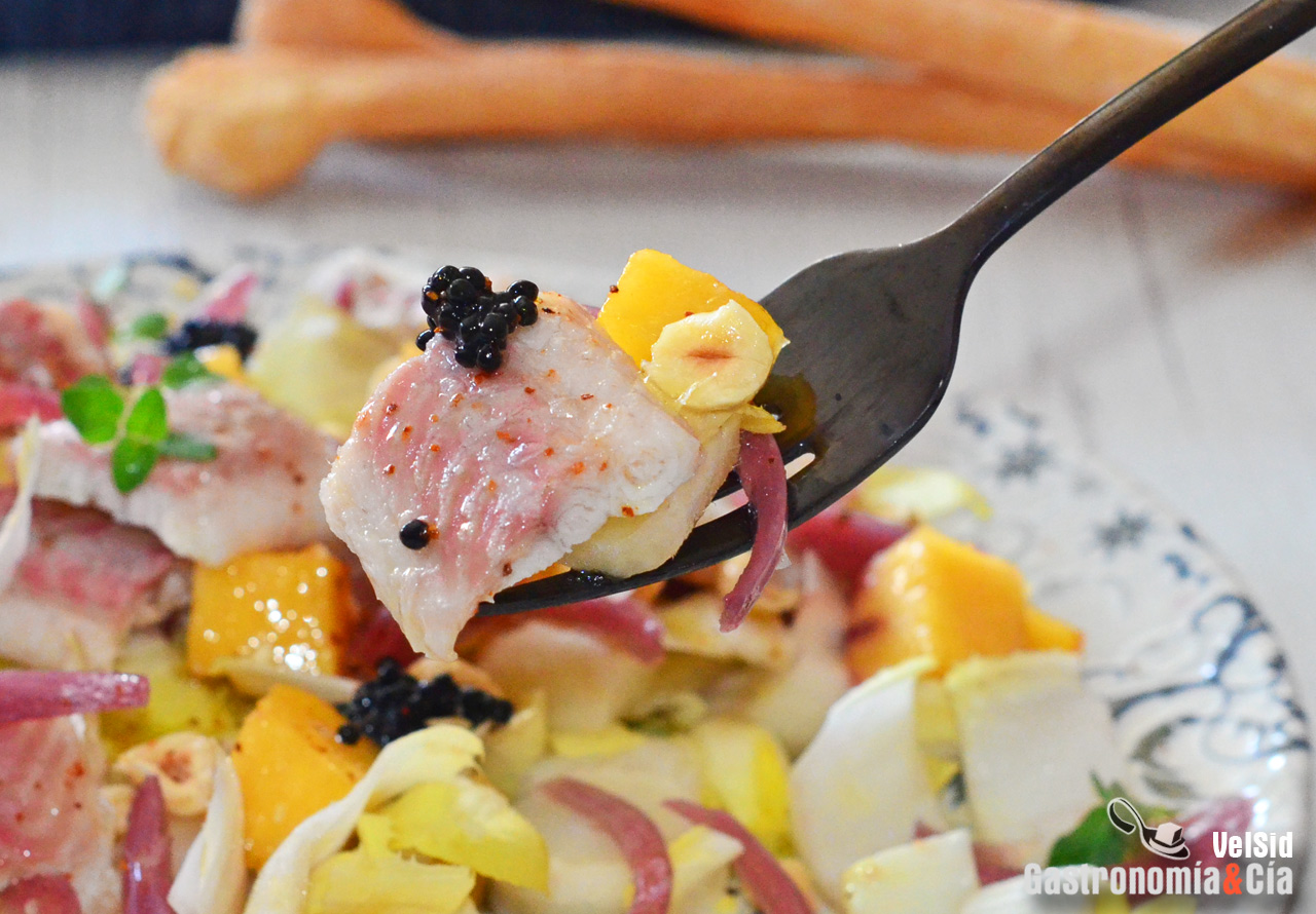 Ensalada de endibias, anguila ahumada y nectarina
