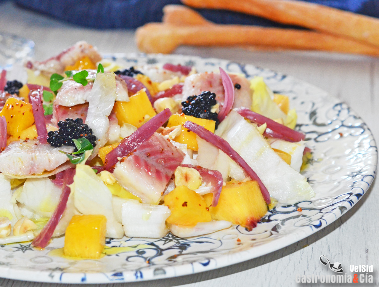 Ensalada de endibias, anguila ahumada y nectarina