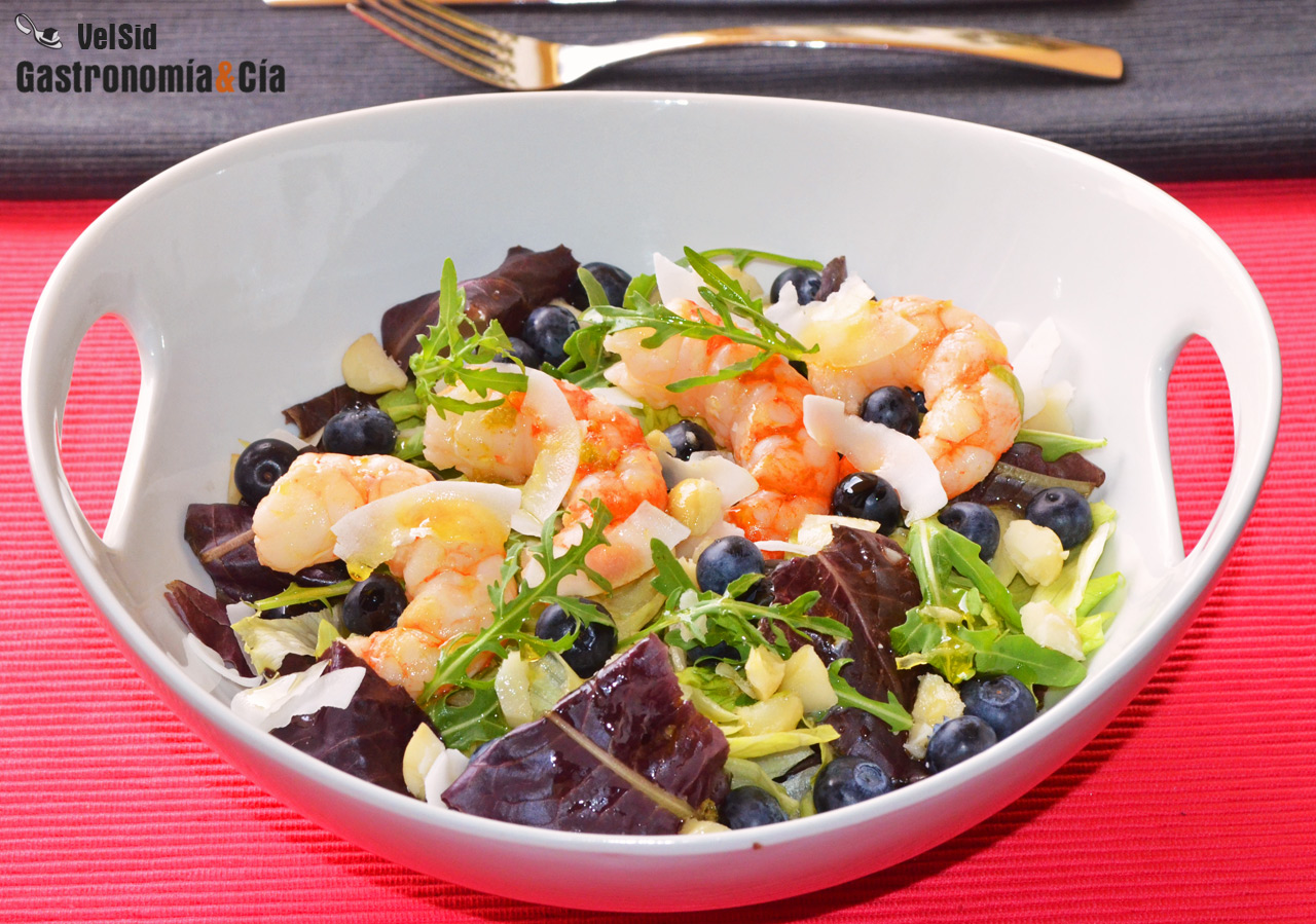 Ensalada de gambas, arándanos y coco