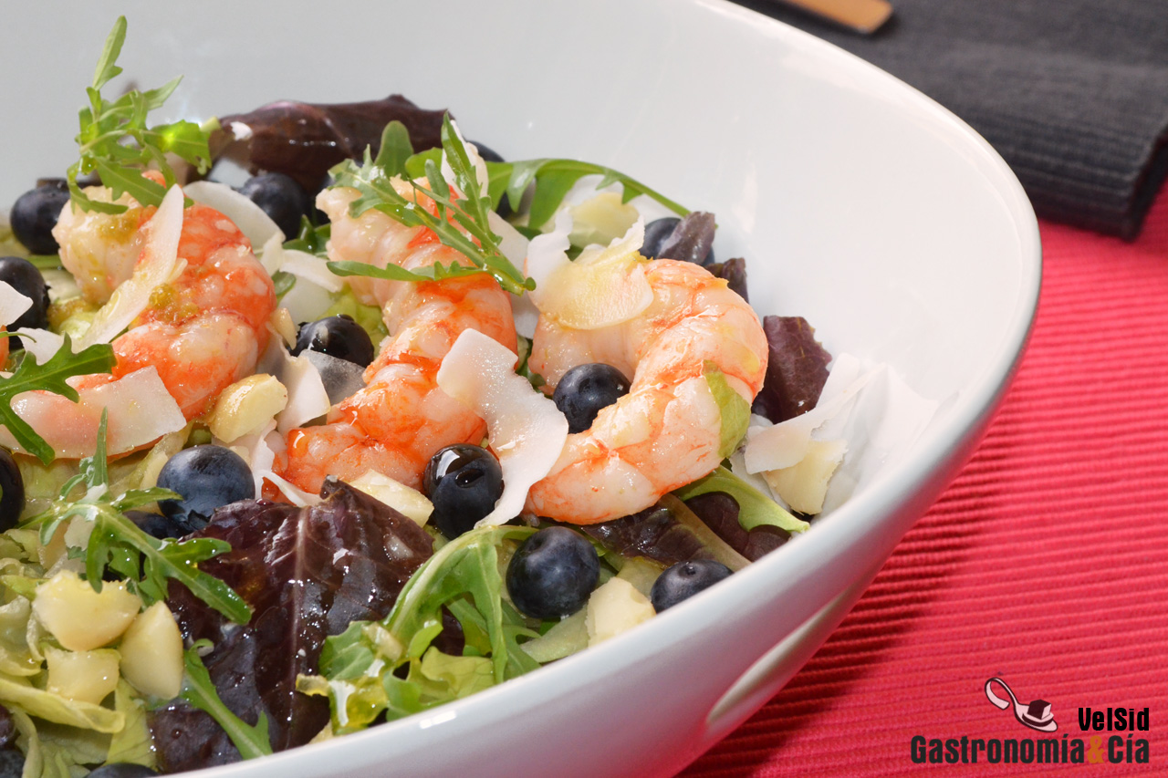 Ensalada de gambas, arándanos y coco