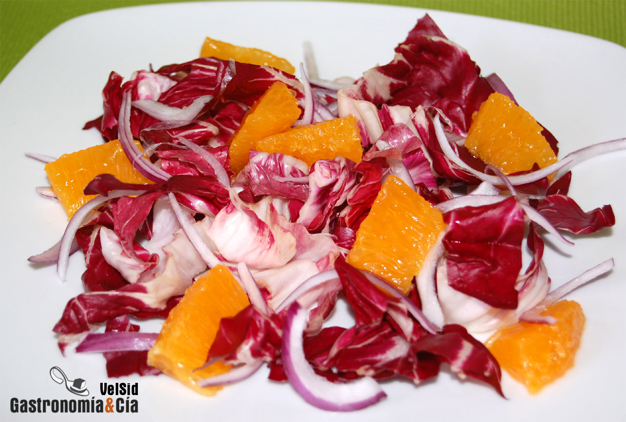 Ensalada de achicoria, aguacate y naranja