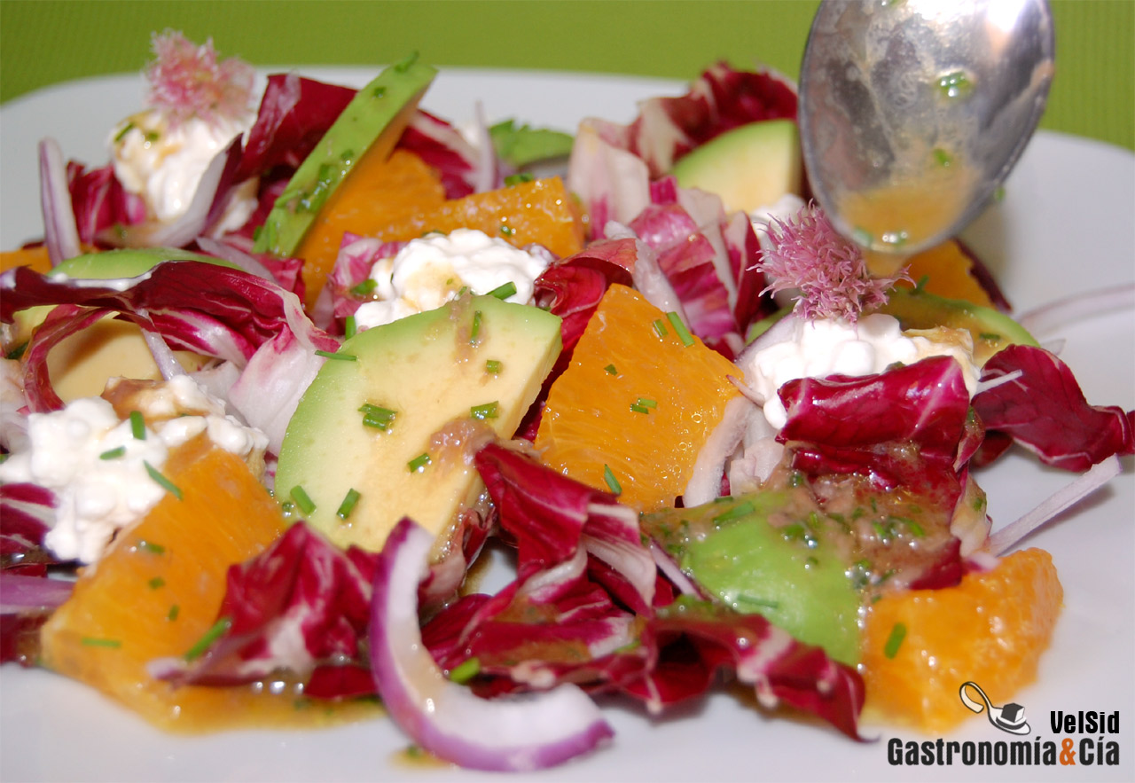 Ensalada de achicoria, aguacate y naranja