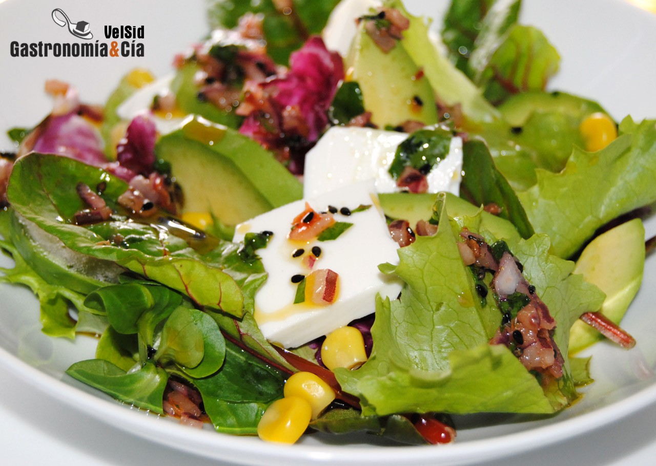 Ensalada de aguacate, queso fresco y aderezo de salsa z