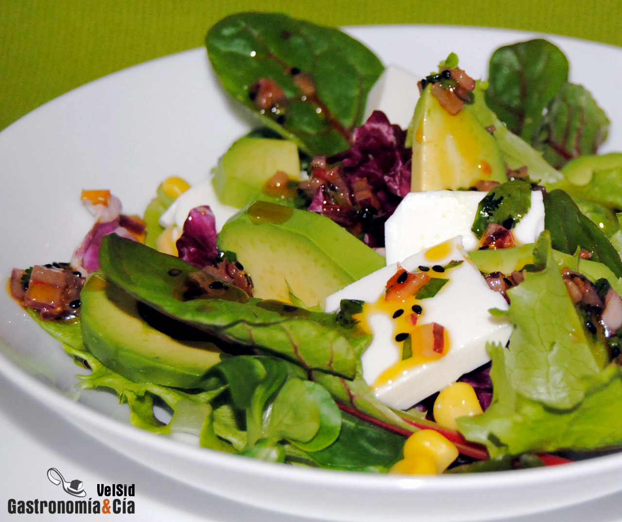 Ensalada de aguacate, queso fresco y aderezo de salsa z