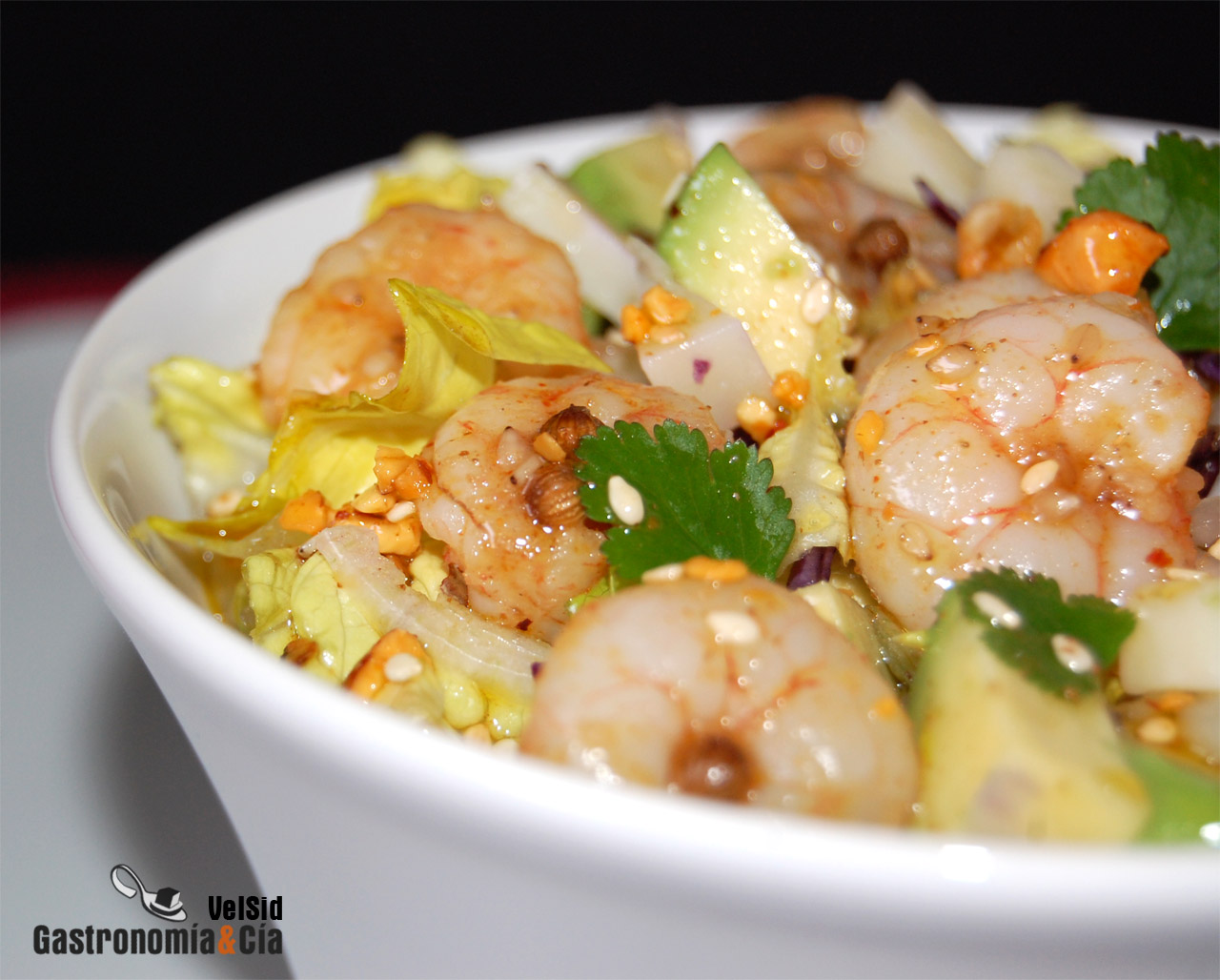 Ensalada con aguacate y gambas picantes