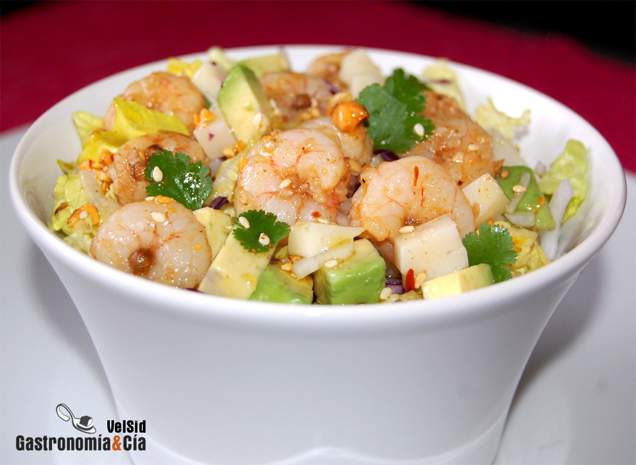 Ensalada con aguacate y gambas picantes