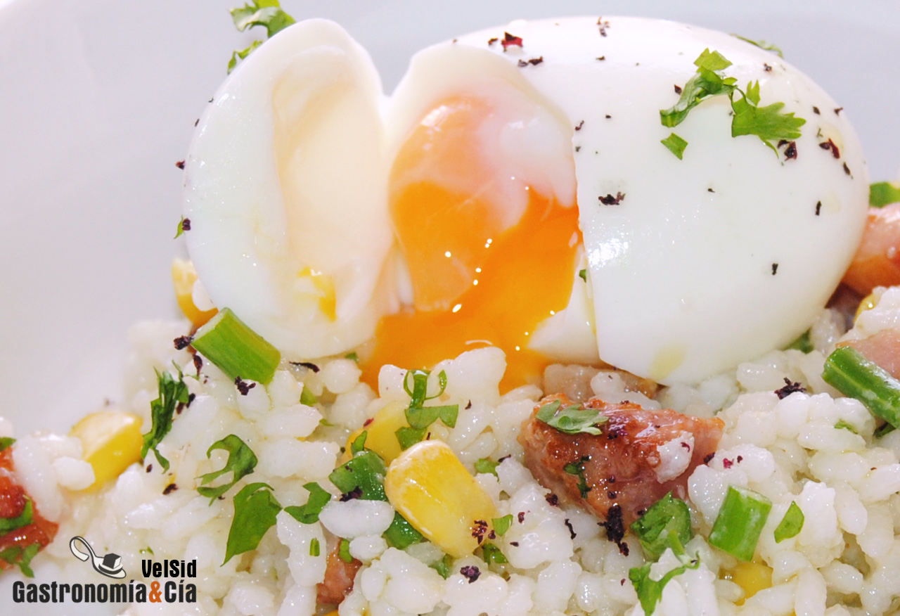 Ensalada de arroz, bacon y huevo