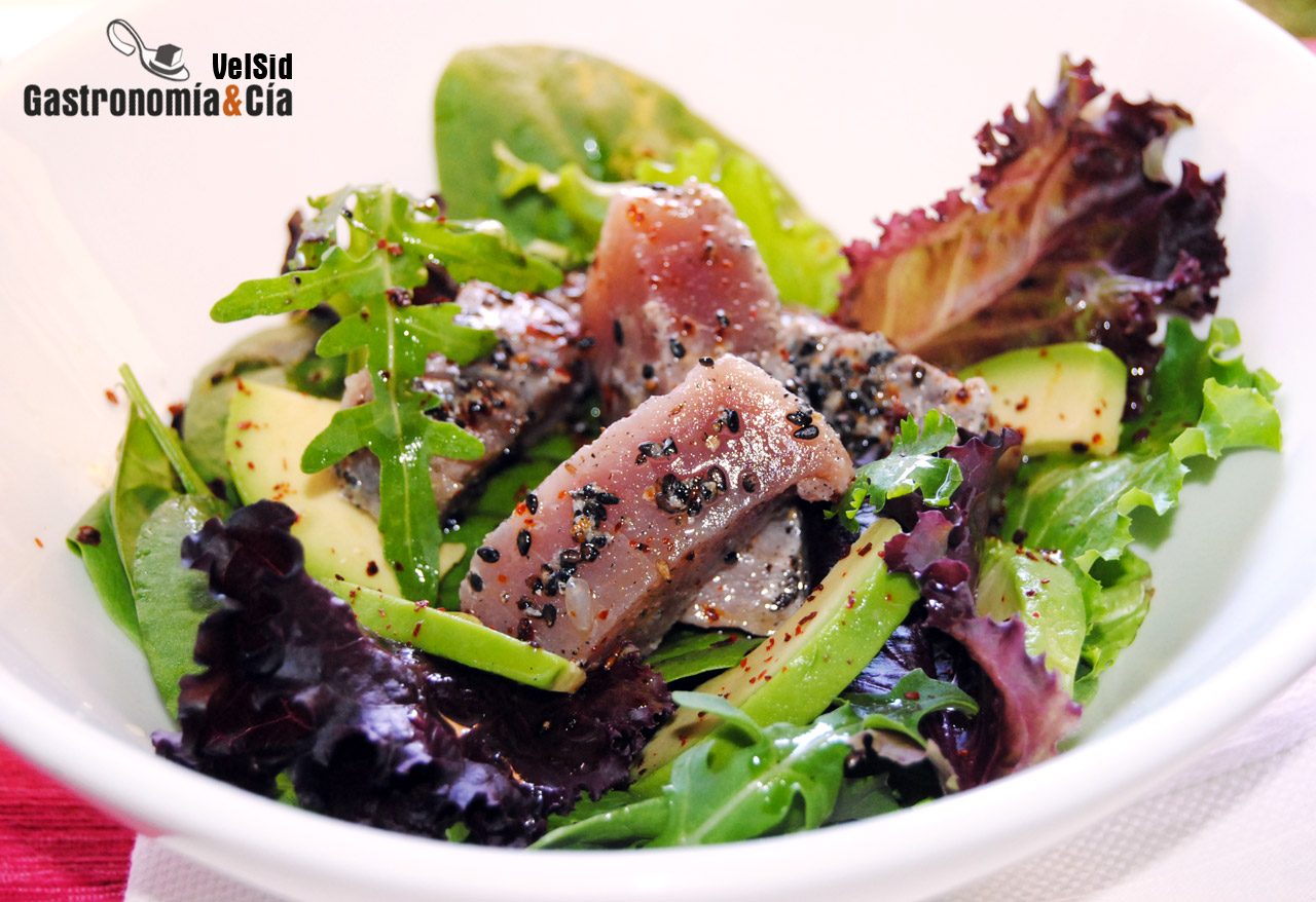 Ensalada de atún marinado con lima y sésamo negro