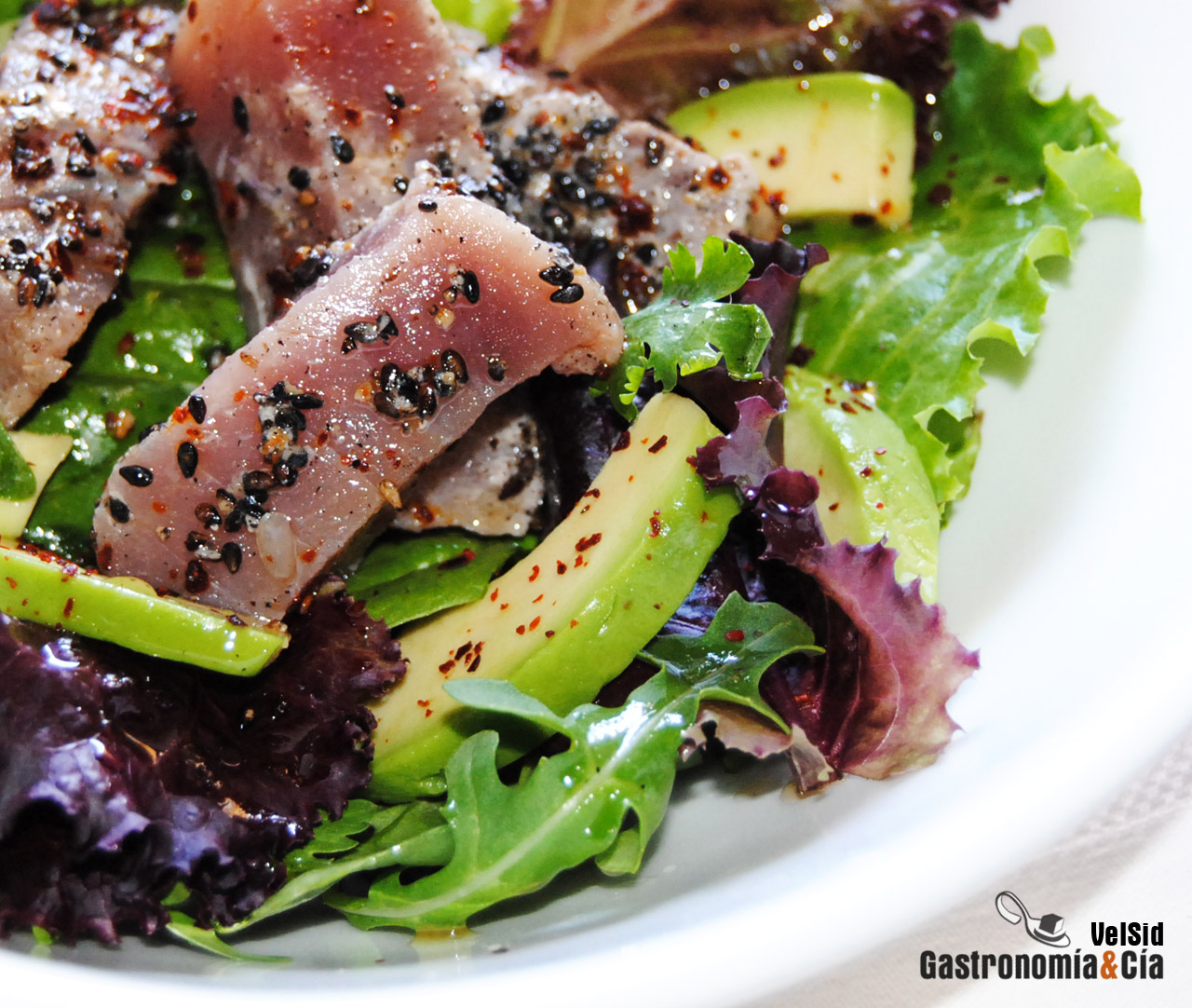 Ensalada de atún marinado con lima y sésamo negro