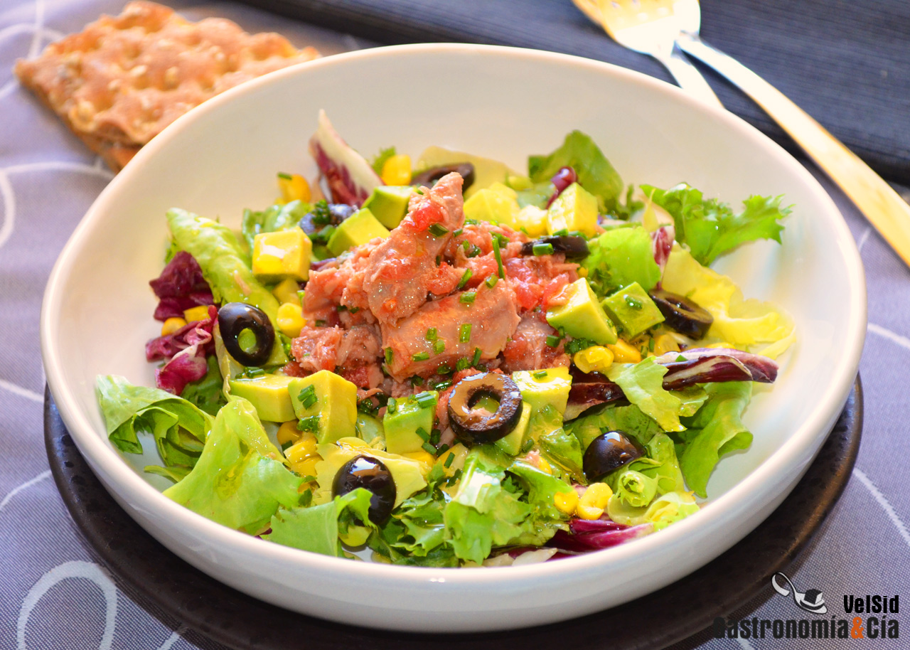 Ensalada de atún con tomate y cebollino