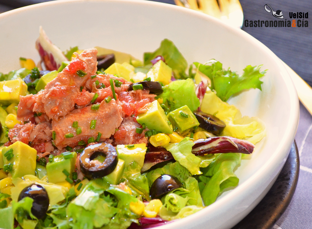 Ensalada de atún con tomate y cebollino