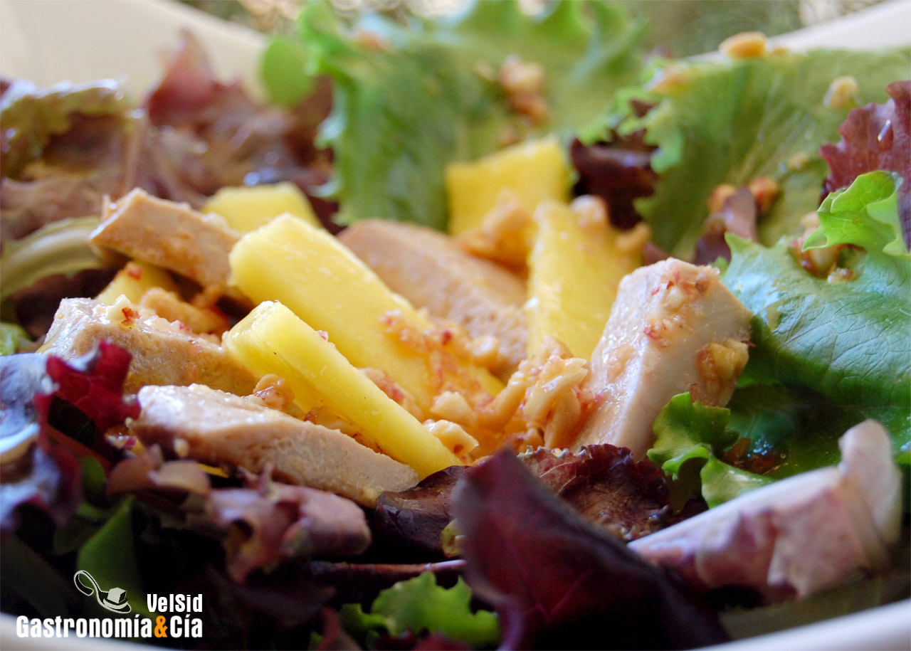 Ensalada de bonito a la plancha con vinagreta de cacahu