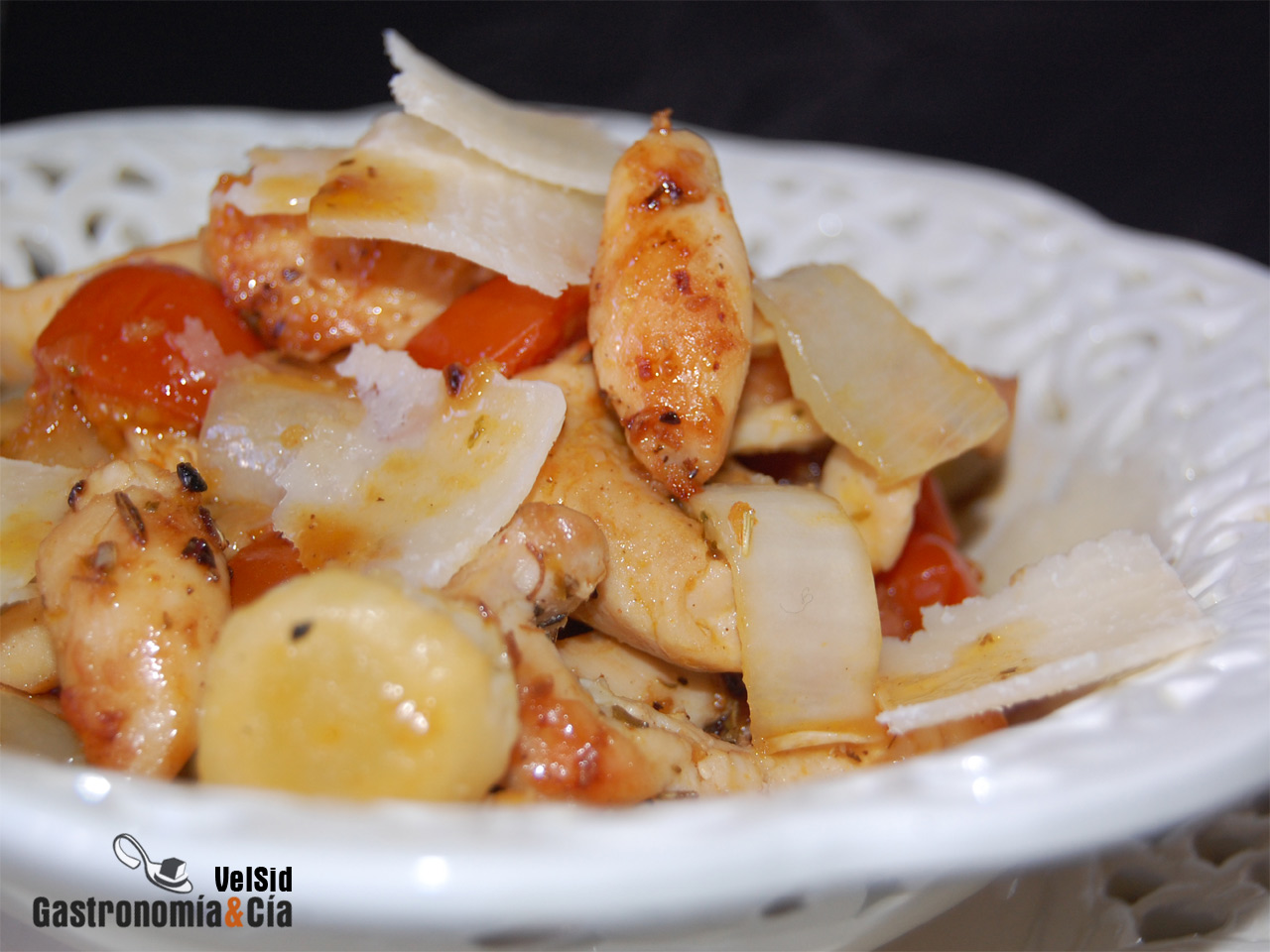 Ensalada caliente de pollo con tomates y endibias al ho