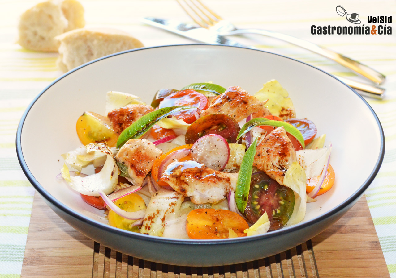 Ensalada de endibias, tomate y pavo con vinagreta de ba