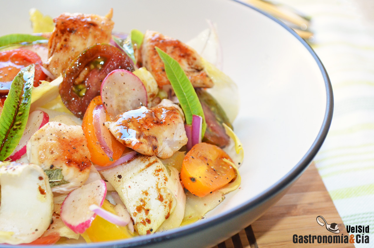 Ensalada de endibias, tomate y pavo con vinagreta de ba